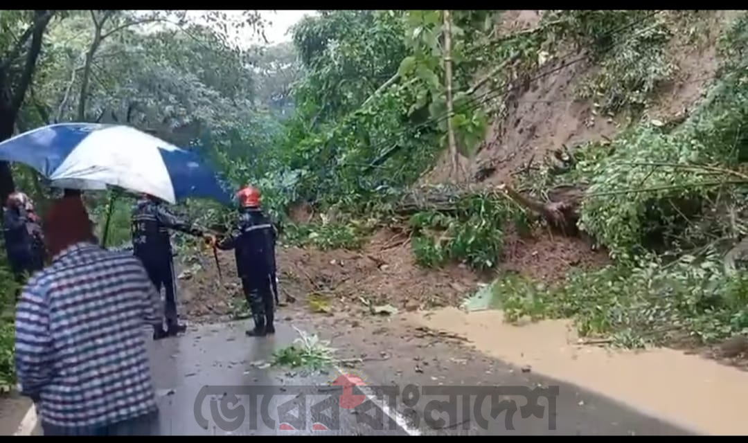 টানা বৃষ্টিতে রাঙামাটিতে দুর্যোগ পরিস্থিতি: পাহাড় ধসে নিহত ১ বিদ্যুৎস্পৃষ্টে মৃত্যু ১