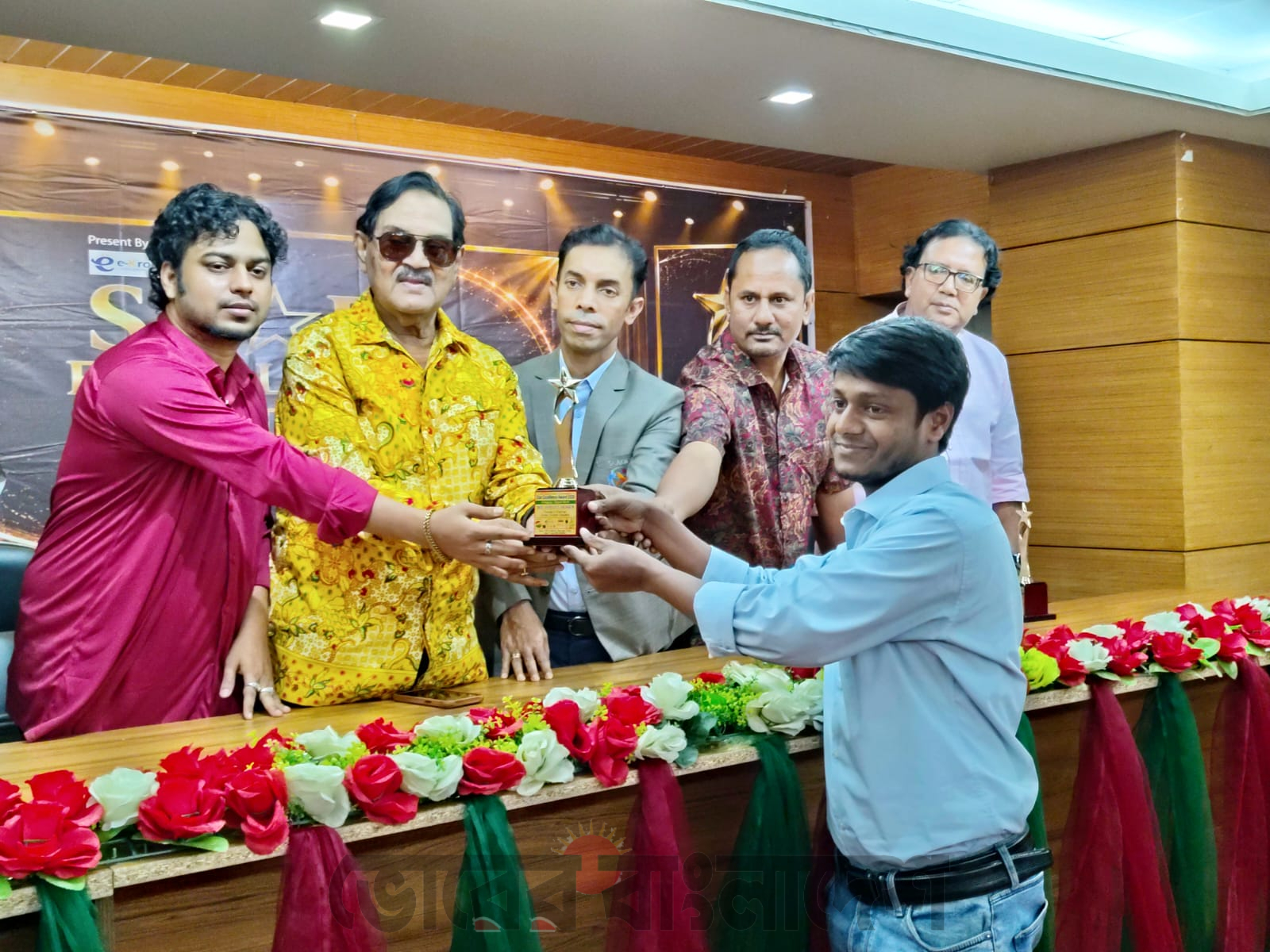 পরিবেশ ও সমাজসেবায় ‘স্টার এক্সিলেন্স অ্যাওয়ার্ড’ পেলেন সাংবাদিক ইসমাইল