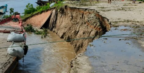 যমুনার ভাঙনে আঞ্চলিক মহাসড়ক নদীগর্ভে, তিন দিন ধরে যান চলাচল বন্ধ