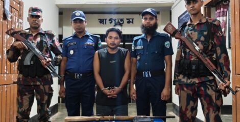 লংগদুতে অস্ত্র ও চাঁদার টাকাসহ জেএসএসের কথিত কালেক্টর আটক