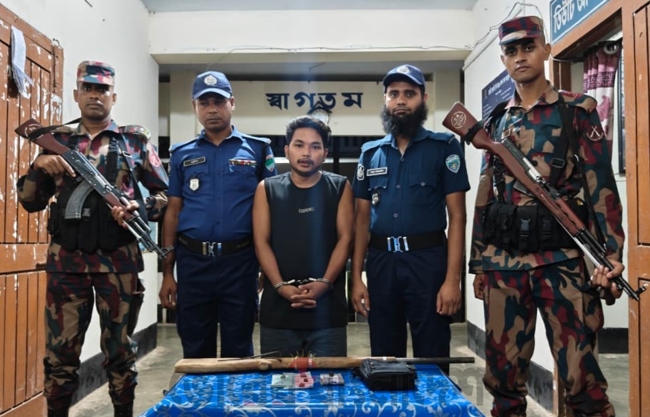 লংগদুতে অস্ত্র ও চাঁদার টাকাসহ জেএসএসের কথিত কালেক্টর আটক
