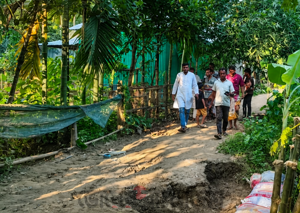 গোপালপুরে দুটি কাঁচা সড়ক সংস্কার করলেন তারেক খাঁন