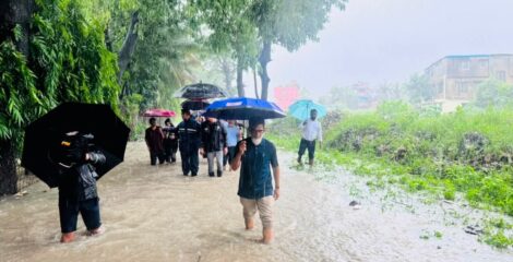 ভারী বর্ষণে কক্সবাজারে রেললাইন নিমজ্জিত, চট্টগ্রাম-কক্সবাজার ট্রেন চলাচল সাময়িক বন্ধ, পরিদর্শন করেছেন প্রতিমন্ত্রী।