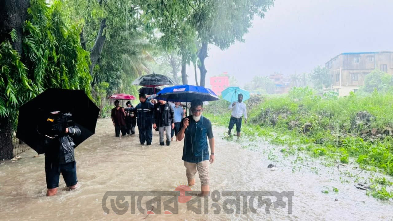 ভারী বর্ষণে কক্সবাজারে রেললাইন নিমজ্জিত, চট্টগ্রাম-কক্সবাজার ট্রেন চলাচল সাময়িক বন্ধ, পরিদর্শন করেছেন প্রতিমন্ত্রী।