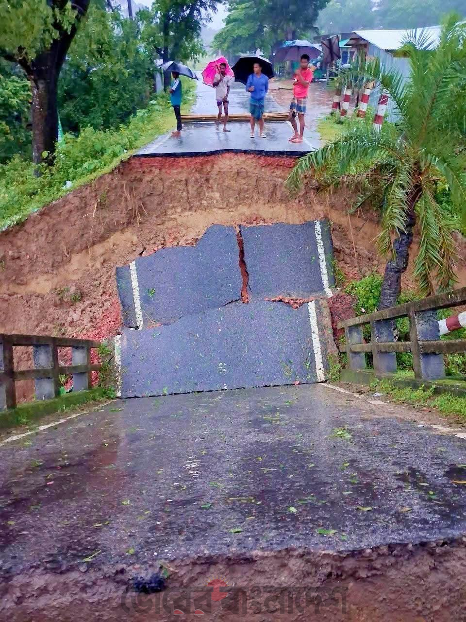 টানা বর্ষণ ও পাহাড়ি ঢলে রাঙামাটিতে বিপর্যয়, ভেঙে পড়ল ব্রিজঘাটা সেতু