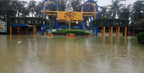 সুনির্দিষ্ট ড্রেনেজ ব্যবস্থা না থাকায় সামান্য বৃষ্টি হলেই  ডুবছে নন্দন পার্ক  ভুগান্তিতে দর্শনার্থীরা ।