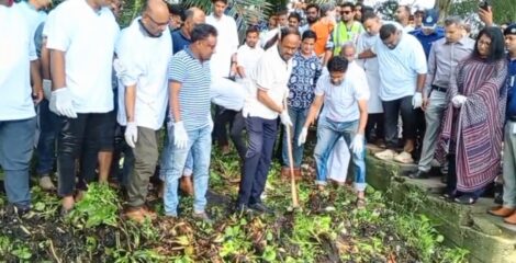 টাঙ্গাইল ডিসি লেকের ‘প্রাণ ফেরাতে’ কচুরিপানা পরিষ্কার করলেন প্রতিমন্ত্রী টুকু