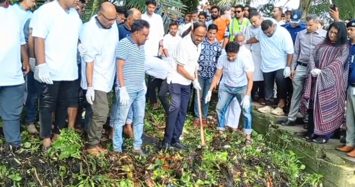 টাঙ্গাইল ডিসি লেকের ‘প্রাণ ফেরাতে’ কচুরিপানা পরিষ্কার করলেন প্রতিমন্ত্রী টুকু