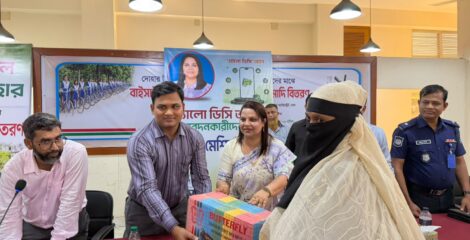 ঢাকার দোহারে ১৪ দুস্থ নারীকে সেলাই মেশিন প্রদান ও মৈনটঘাট পরিদর্শন করলেন ডিসি ফরিদা খানম
