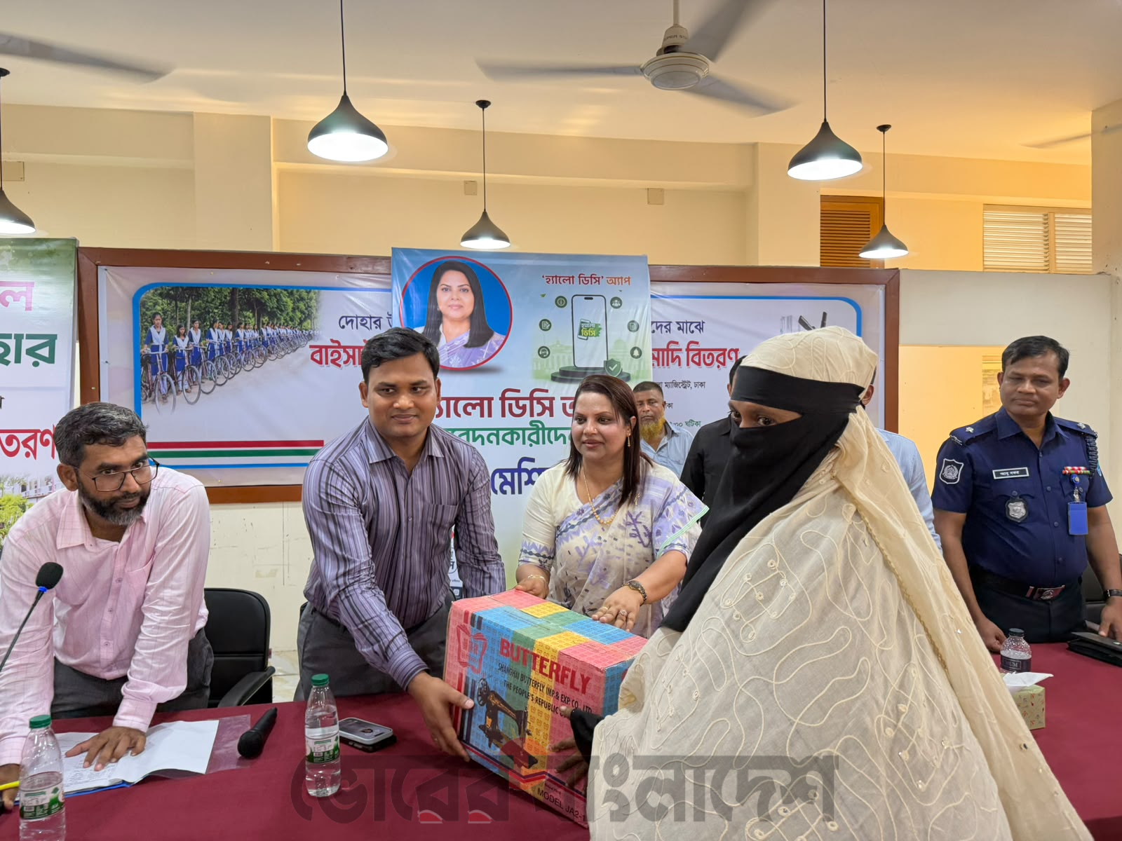 ঢাকার দোহারে ১৪ দুস্থ নারীকে সেলাই মেশিন প্রদান ও মৈনটঘাট পরিদর্শন করলেন ডিসি ফরিদা খানম